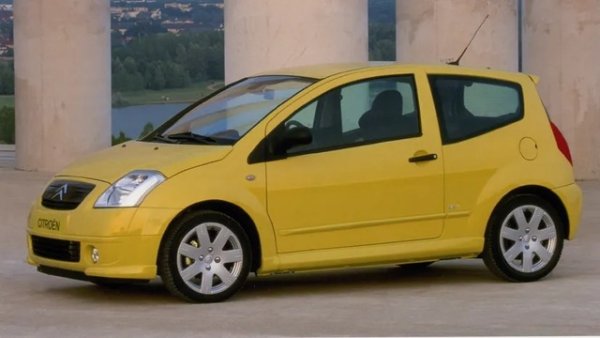 Наследникът на култовото Saxo VTR дойде с 1.6-литров атмосферен мотор и... тромава 5-степенна роботизирана кутия SensoDrive с пера зад волана. Експериментът се оказа стратегическа грешка &ndash; мудното превключване уби спортния дух на колата. 

По-късно марката се реваншира с чистокръвната ръчна кутия при лимитирания C2 GT, който днес се радва на растящ колекционерски интерес.
